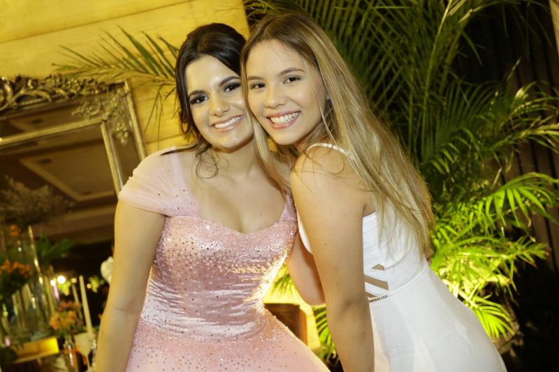 Fernanda Aguiar Celebra A Chegada De Seus 15 Anos Entre Familiares E Amigos Portal In Pompeu Vasconcelos Balada In